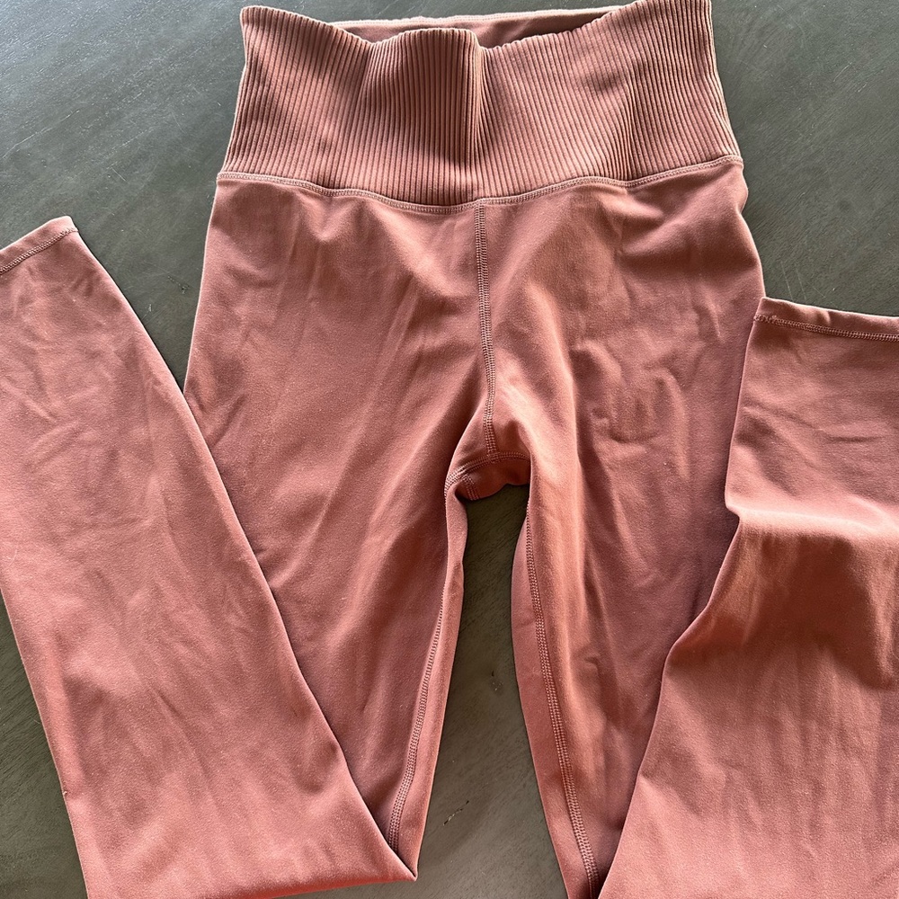 Vuori leggings. Worn once. Ribbed band. Size small
